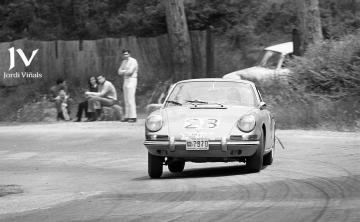 Lluís Roura (Porsche 911S). Pujada Sant Cugat-Tibidabo 1969 / Foto: Jordi Viñals